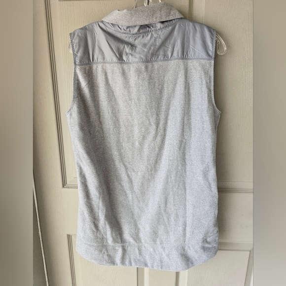 $65 Under Armour Vest Womens Small Gray Zip Up Loose Fit Cold Gear Outdoor - Picture 11 of 12